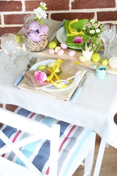 Hermoso ajuste de mesa de Pascua de vacaciones, sobre fondo brillante —  Fotos de Stock