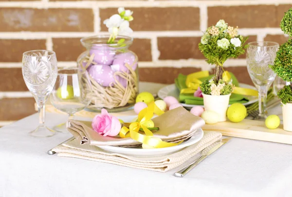 Bonito feriado configuração de mesa de Páscoa, no fundo brilhante — Fotografia de Stock