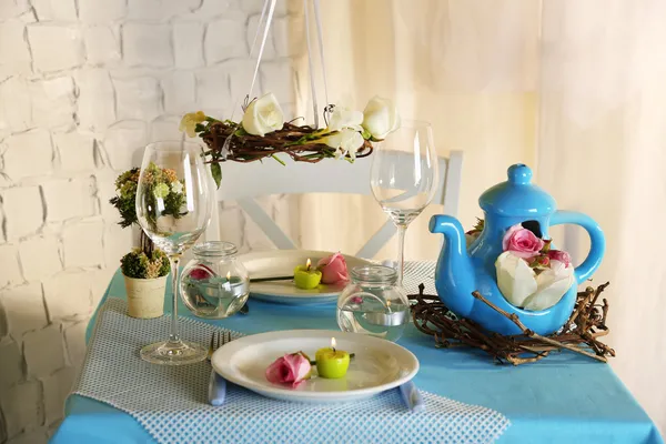Bella vacanza tavolo pasquale impostazione nei toni del blu, su sfondo chiaro — Foto Stock