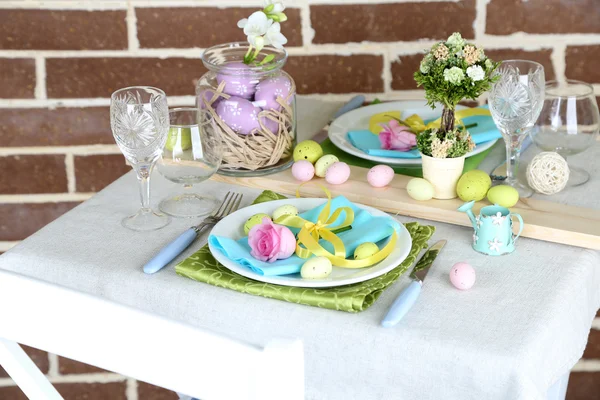 Bonito feriado configuração de mesa de Páscoa, no fundo brilhante — Fotografia de Stock