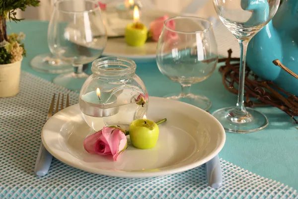 Bonito feriado configuração de mesa de Páscoa em tons azuis, no fundo claro — Fotografia de Stock