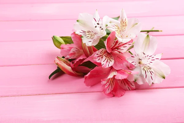 Hermosas flores de Alstroemeria sobre mesa de madera —  Fotos de Stock
