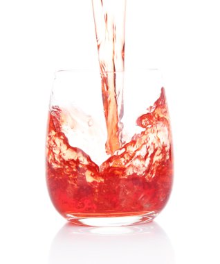 Meyve suyu beyaz bardağa dökülüyor.