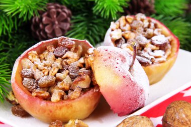Kuru üzümlü ve fındıklı Noel elmaları yakın planda.
