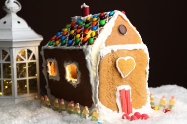 kahverengi zemin üzerinde ev gingerbread