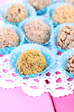 ahşap zemin üzerine çikolata şekerleme kümesi