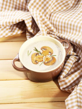 tencerede, peçete, ahşap zemin üzerinde mantar çorbası