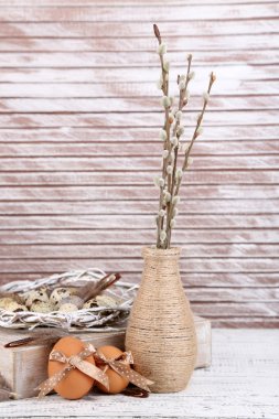 ahşap masa güzel Paskalya kompozisyonu