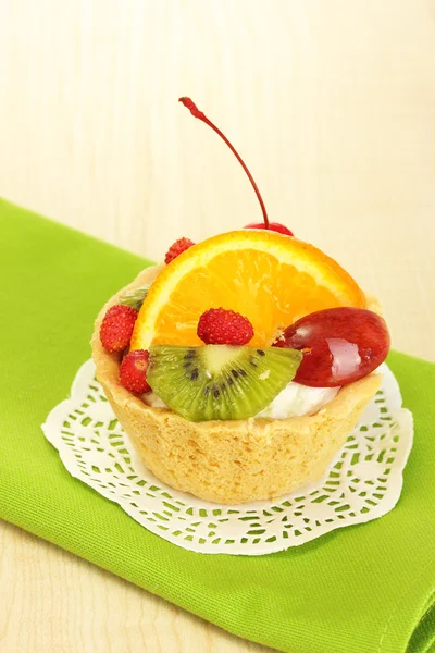 Süße Torte mit Früchten auf Holztisch — Stockfoto