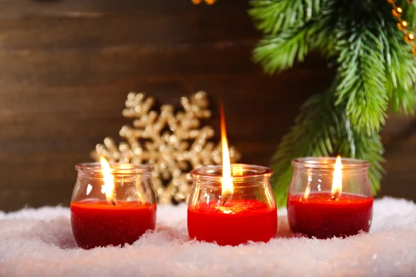 Velas encendidas sobre fondo de madera —  Fotos de Stock