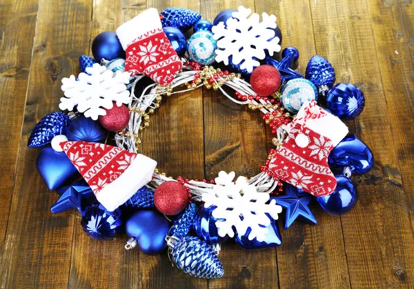 Couronne de Noël de boules colorées sur table en bois close-up — Photo