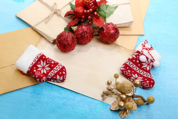 Lettre au Père Noël sur table en bois close-up — Photo