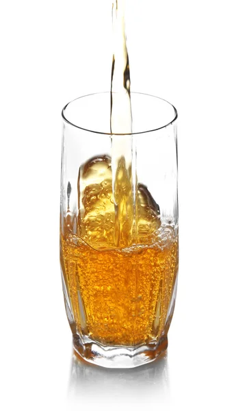 Juice häller i glas isolerat på vitt — Stockfoto