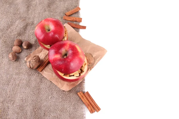 Pommes farcies aux noix et cannelle sur sac isolé sur blanc — Photo