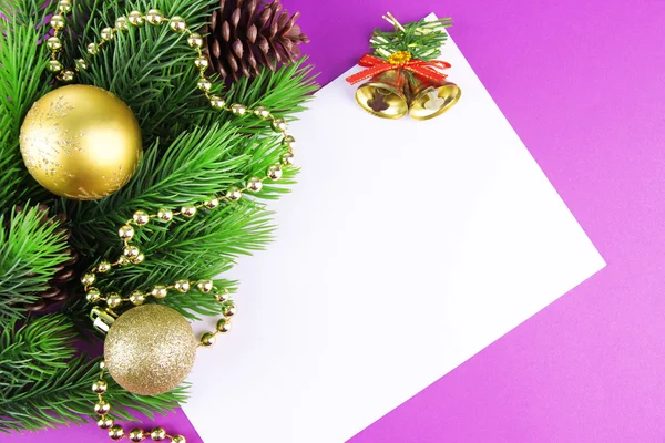 Vánoční přání na fialovém pozadí — Stock fotografie