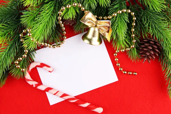Noel kartı kırmızı zemin üzerine — Stok fotoğraf