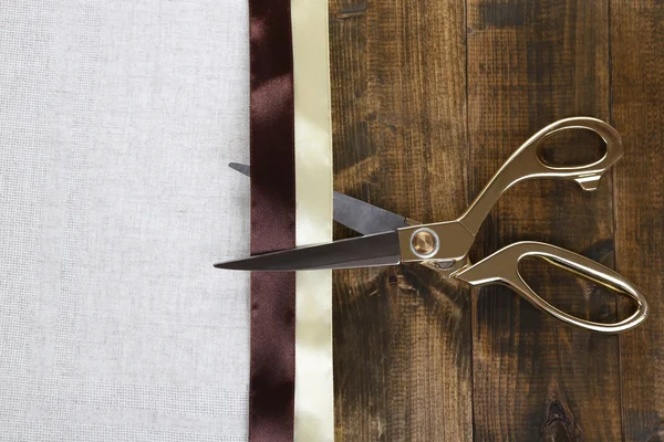 Nożyczki i kolor tkaniny na drewniane tła — Zdjęcie stockowe
