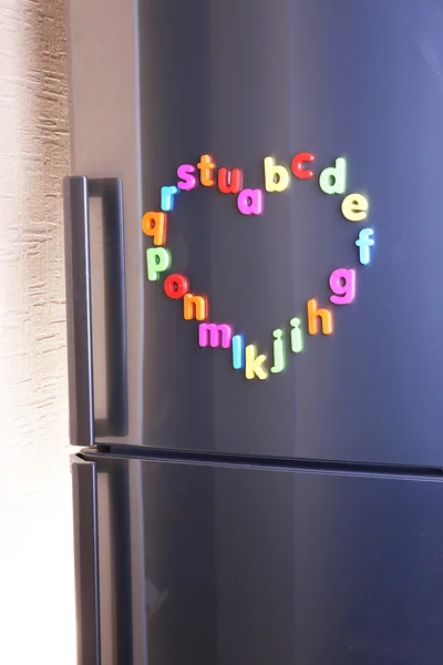 Coloridas letras magnéticas en el refrigerador —  Fotos de Stock