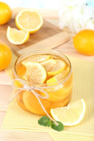 Leckere Zitronenmarmelade in Großaufnahme auf dem Tisch — Stockfoto