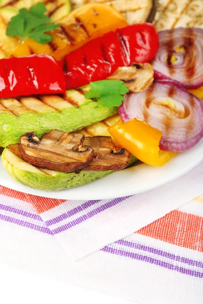 Deliciosos legumes grelhados no prato na mesa close-up — Fotografia de Stock