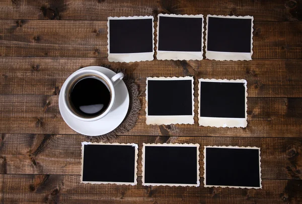 Kaffeetasse und alte Blankofotos, auf Holzgrund — Stockfoto
