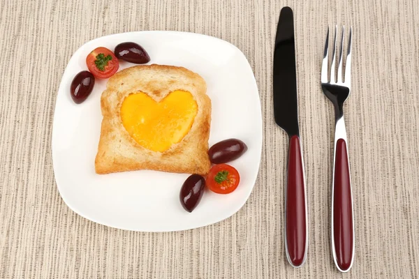 Jajecznica z chlebem na talerzu, kolor serwetka — Zdjęcie stockowe