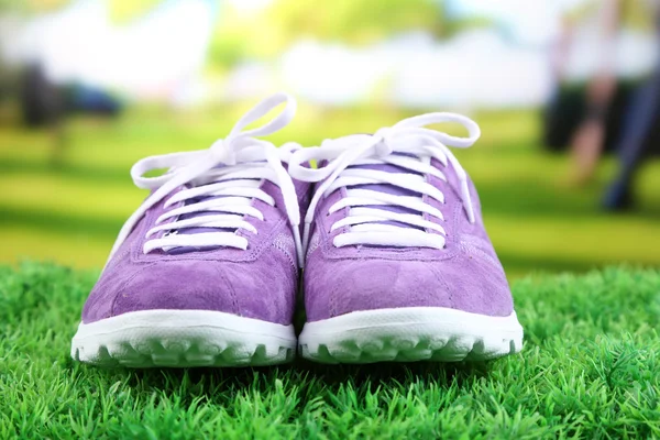绿草背景上漂亮的胶鞋 — 图库照片