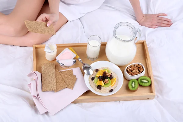 Mujer en la cama con desayuno ligero — Foto de Stock