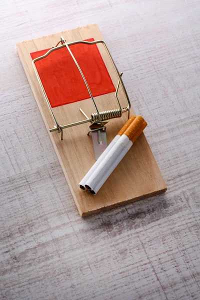 Mousetrap com cigarro, em fundo de madeira — Fotografia de Stock