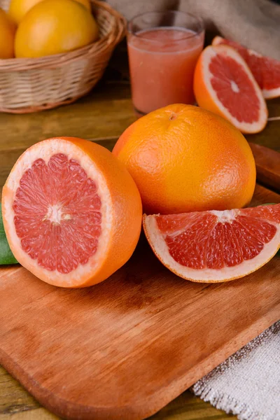 Rijp grapefruit op tafel close-up — Stockfoto