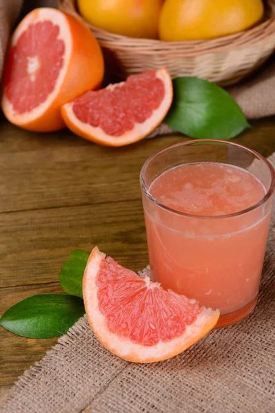 Rijp grapefruit met sap op tafel close-up — Stockfoto