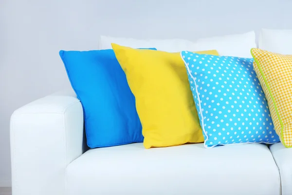 Witte Bank met kleurrijke kussens op kamer — Stockfoto