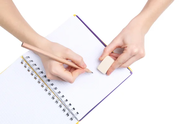 Les mains humaines avec crayon et effacer le caoutchouc et le cahier, isolé sur blanc — Photo