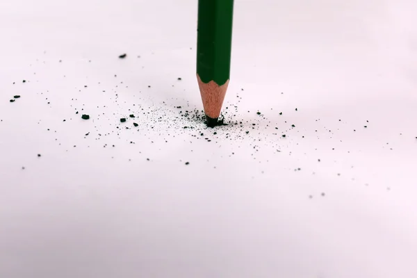 Breken van potlood op papier, close-up — Stockfoto