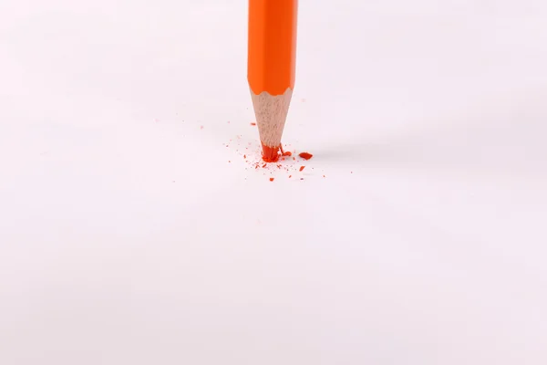 Lápis quebrando, isolado no branco — Fotografia de Stock