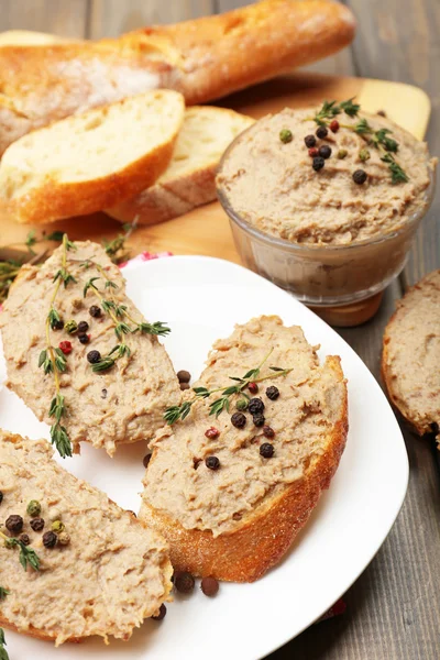 Paté fresco con pan en mesa de madera —  Fotos de Stock