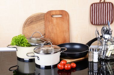 mutfak aletleri mutfak masasında