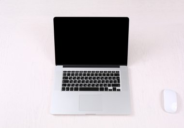ahşap masa üzerinde açık dizüstü bilgisayar ile ofis işyeri