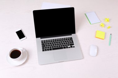 ahşap masa üzerinde açık dizüstü bilgisayar ile ofis işyeri