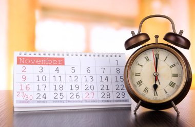 çalar saat ve takvim parlak zemin üzerine