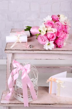 Güzel düğün buket gri duvar arka plan üzerinde ile natürmort