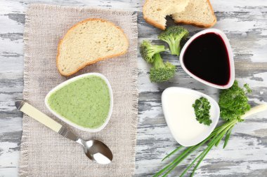 ahşap masa üzerinde farklı çorbalar kase 