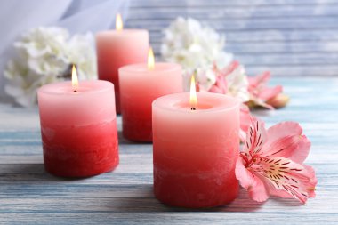 ahşap zemin üzerine çiçekli güzel mumlar