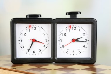 Satranç saati ve açık renkli gemide