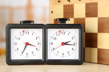 Satranç saati ve açık renkli gemide