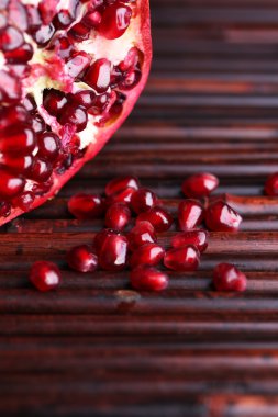 hasır bambu zemin üzerine olgun nar