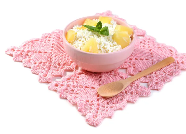 碗里的美味奶酪和菠萝，孤立的白色衬底上 — 图库照片