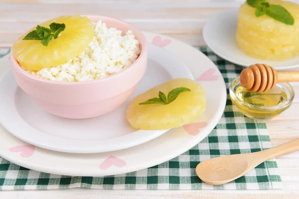 Tigela de queijo cottage saboroso com abacaxi na mesa de madeira — Fotografia de Stock