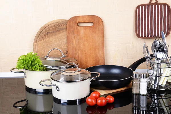 Keukengerei op tafel in de keuken — Stockfoto