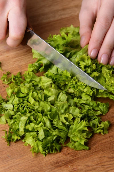 Gehackter grüner Salat auf Holzbrett in Nahaufnahme — Stockfoto